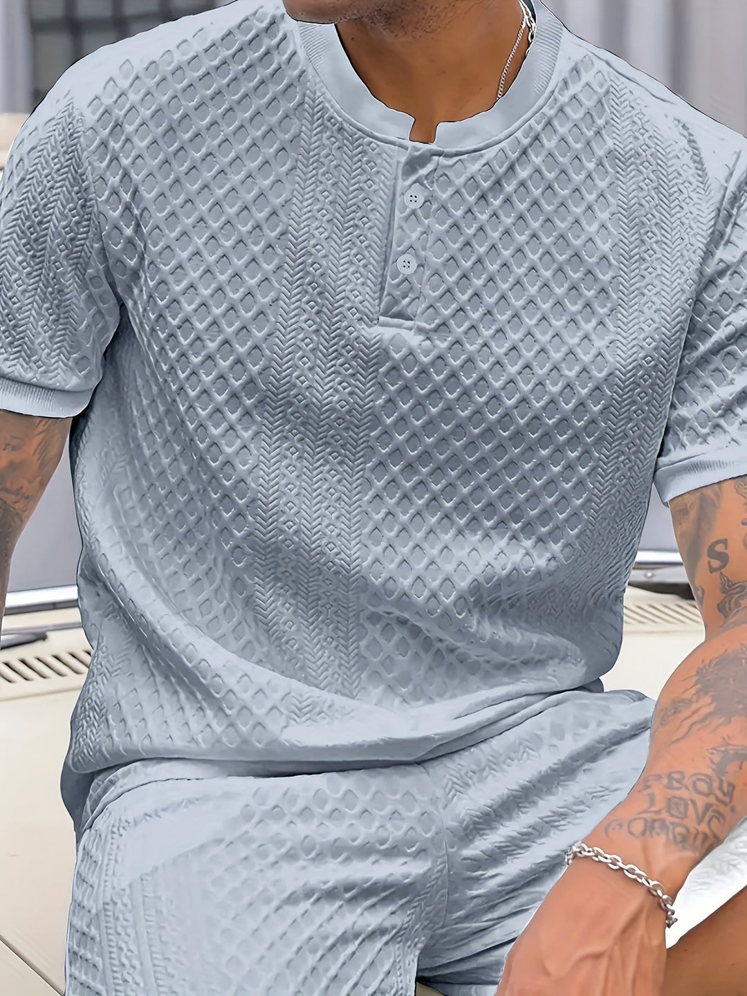 Herren Shorts im Set mit strukturiertem Kurzarm-T-Shirt. Optimal für Strandmode und warme Sommertage.