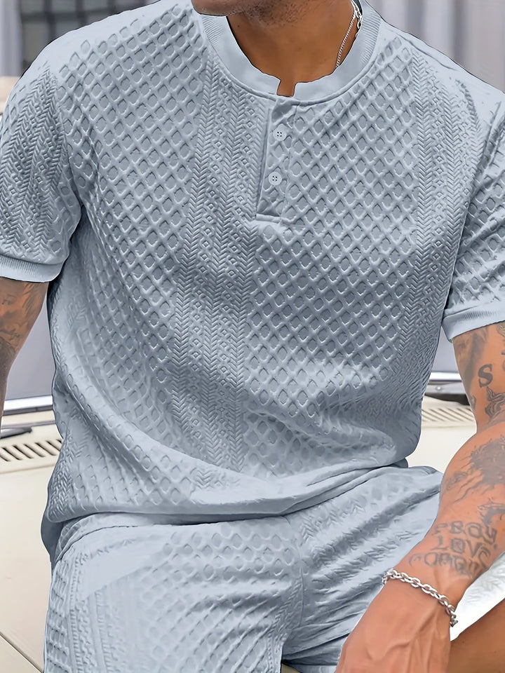 Herren Shorts im Set mit strukturiertem Kurzarm-T-Shirt. Optimal für Strandmode und warme Sommertage.