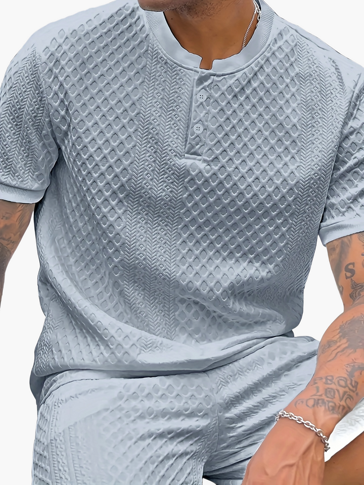 Strukturiertes Herren Kurzarm-T-Shirt und Shorts. Ein Must-Have Sommer Outfit für lässige Herrenmode.