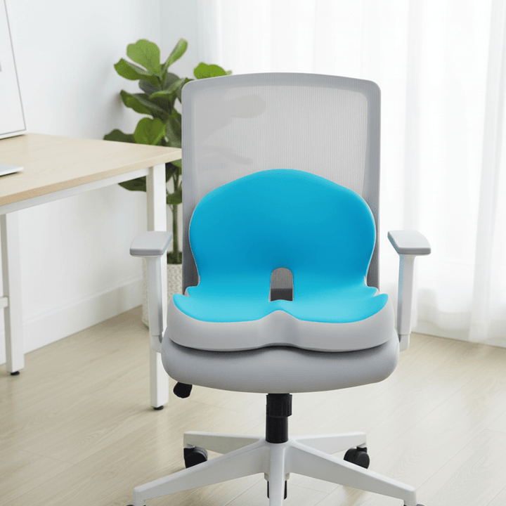 Komfortables Sitzkissen mit Memory-Schaum für optimale Rückenstütze. Rutschfestes Design.