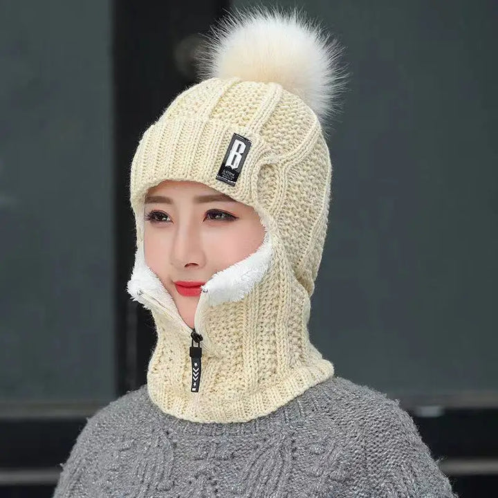 Trendige Damen Sturmhaube mit großem Bommel. Stylische Wintermütze & Kopfbedeckung für modebewusste Frauen.