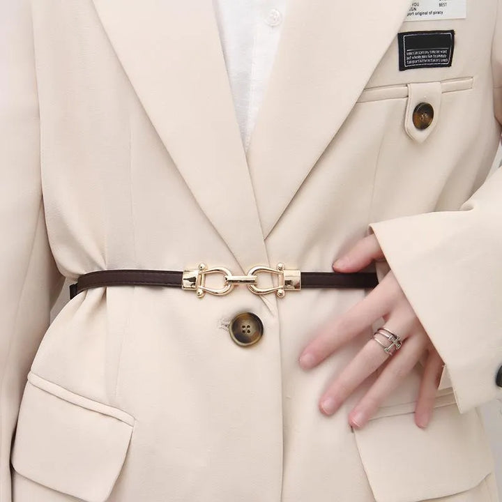 Goldene Schnalle: Eleganter Damenschmalgürtel, perfekt verstellbar für optimalen Sitz.