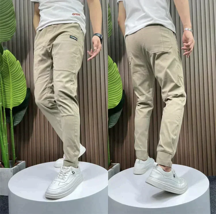 Beige Herren Stretchhose im Cargo-Stil, mit praktischen Taschen. Eine komfortable Freizeithose für Casual-Looks.