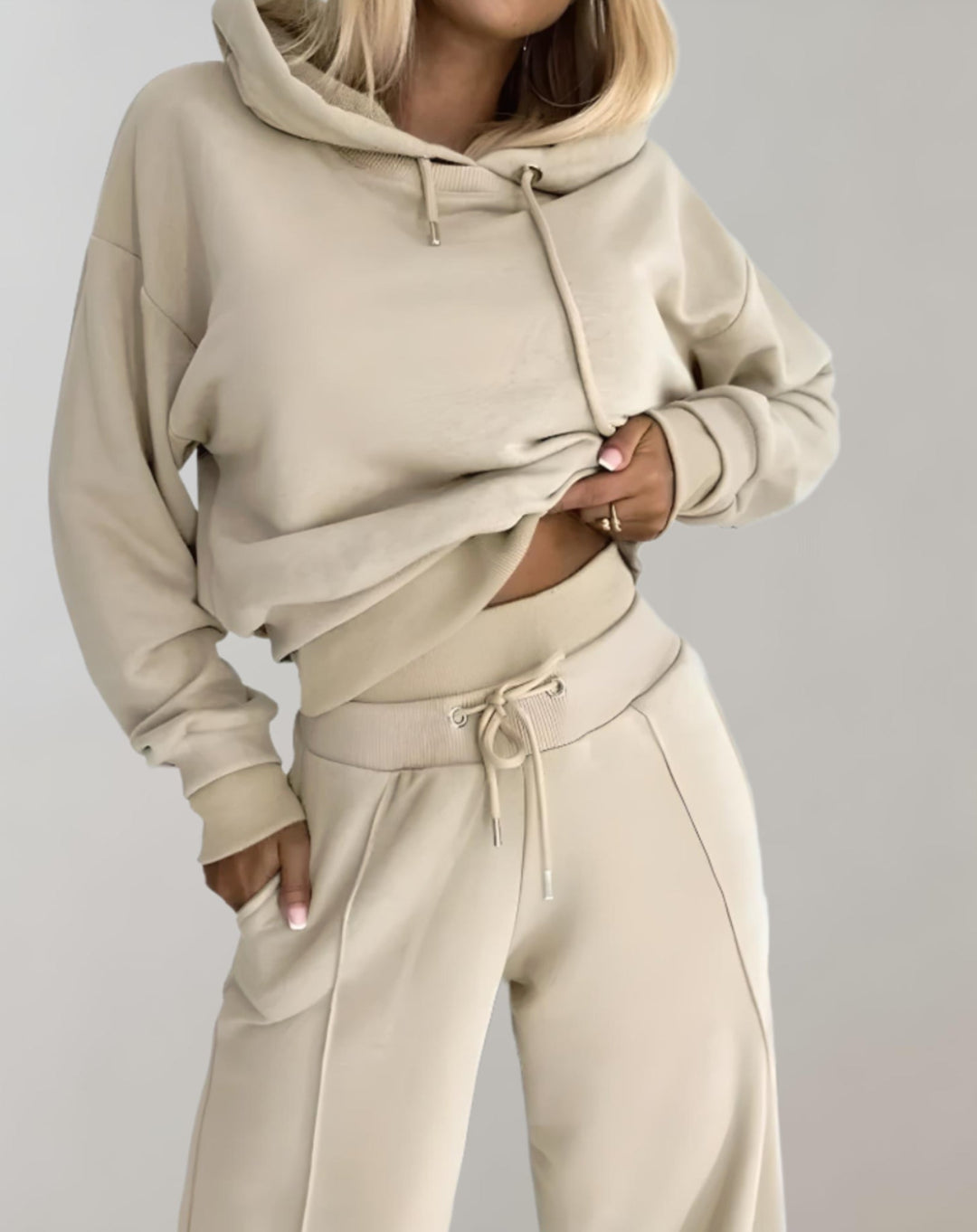Damen Loungewear Set mit Kapuzenpullover & weiter Hose, perfekt für stilvollen Komfort das ganze Jahr.