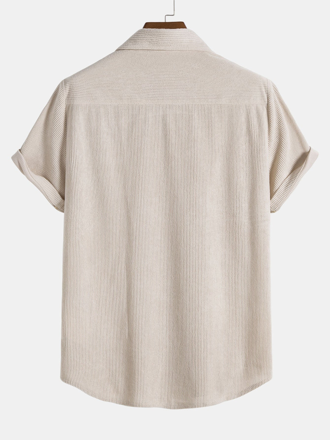 Herren Freizeit Set: Lebendiges Streifen-Shirt und lässige Shorts für den Sommer-Trend.