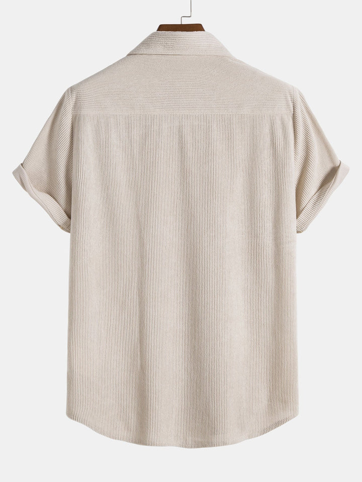 Herren Freizeit Set: Lebendiges Streifen-Shirt und lässige Shorts für den Sommer-Trend.