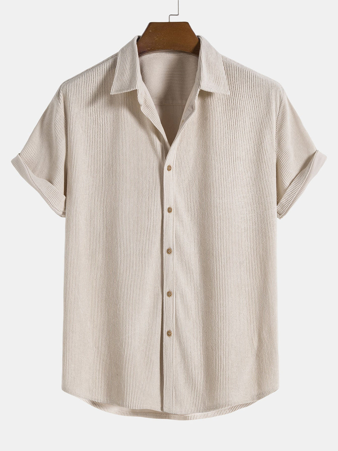 Bequemes Herren Strand Outfit: Farbig gestreiftes Shirt & kurze Hose, sehr stilvoll.