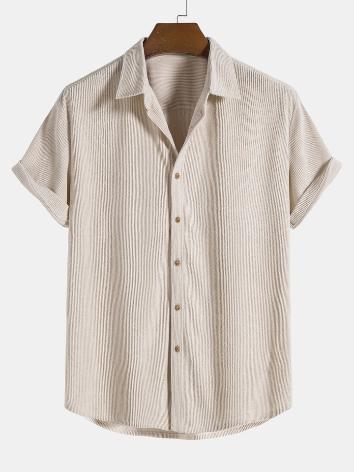 Bequemes Herren Strand Outfit: Farbig gestreiftes Shirt & kurze Hose, sehr stilvoll.