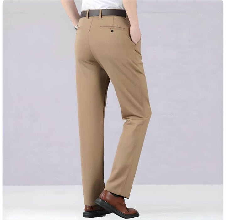 Mann trägt bequeme Alex Stretchhose beim Spaziergang. Modische Freizeithose.