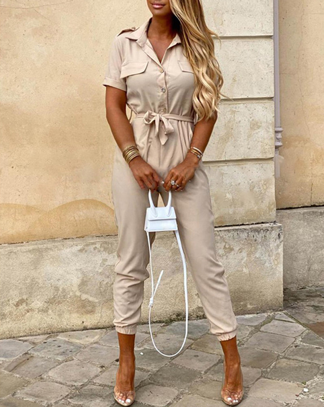 Stylischer Damen Jumpsuit mit Gürtel. Kurzarm-Overall für eine elegante Silhouette im Frühling.