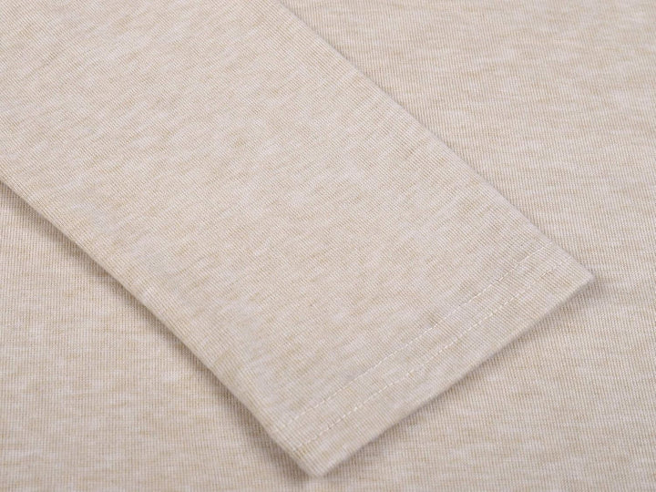 Detailansicht des Rollkragens am Herren-Pullover, hochwertige Winterkleidung, warm & weich.