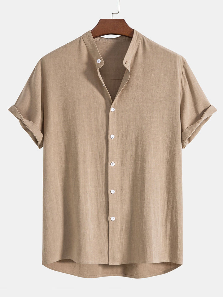 Herren Sommer Outfit: Leichtes Stehkragen-Hemd & passende Stoffhose; Komfortabel.