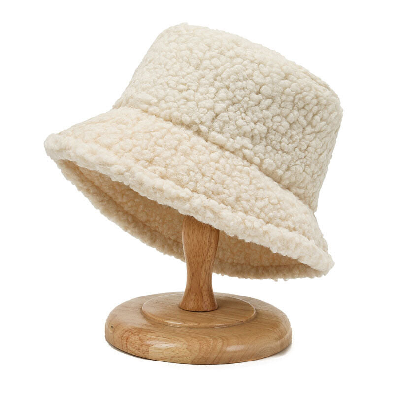 Unisex Winter-Fischerhut aus Teddy-Stoff. Kuschelig warm und modisch, ideal für Herbst-Winter-Outfits.