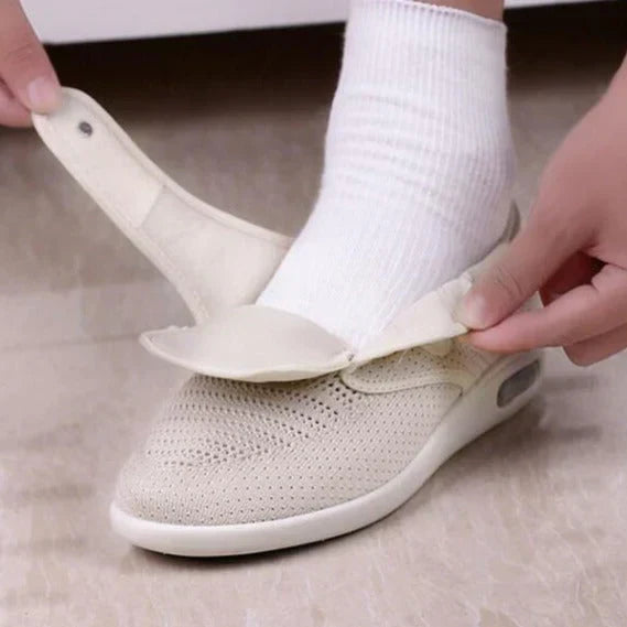 Komfortable Damenschuhe mit Klettverschluss für einfaches An- & Ausziehen. Perfekt für breite Füße.