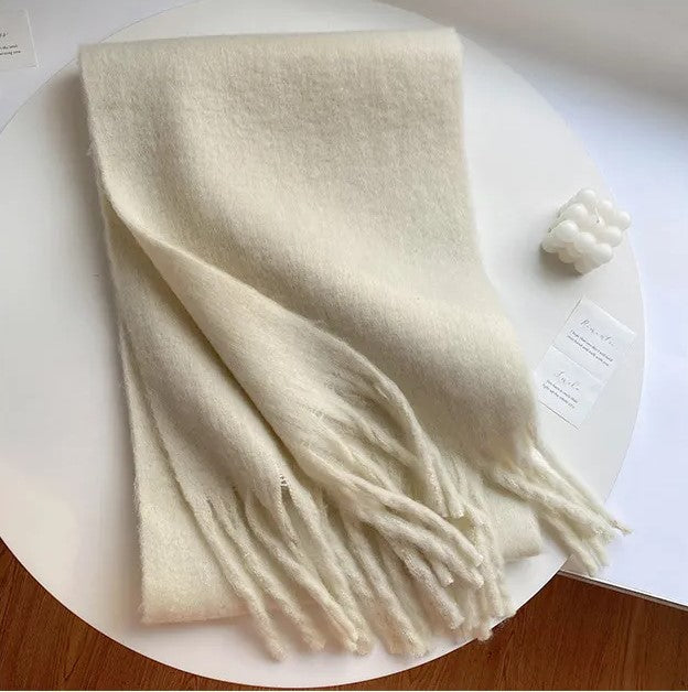 Warmer Damen Schal, modisches Accessoire für kalte Tage, stilvoll.