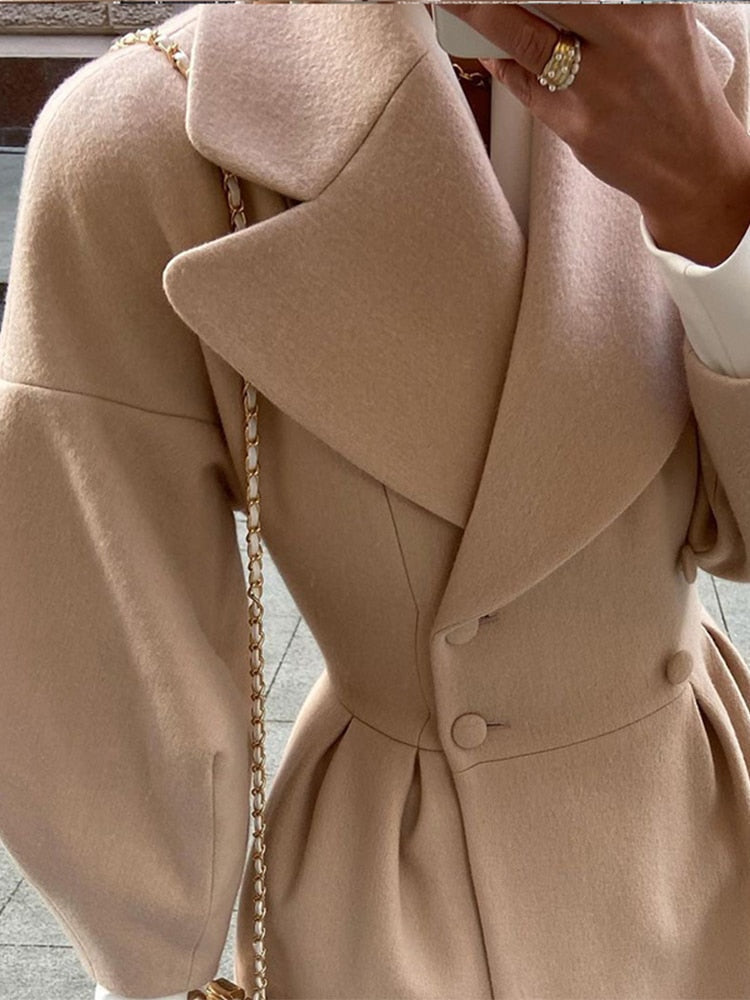Damen-Mantel, wadenlang, elegant und wärmend für Herbst & Winter. Zeitlose Damenmode.