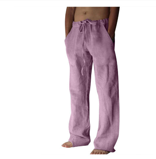 Aktiver Mann in bequemer, locker-fallender Herren-Freizeithose mit Kordelzug.