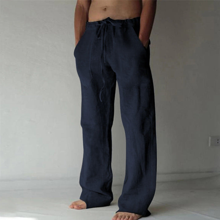 Schwarze Herren-Freizeithose mit Kordelzug. Bequem und vielseitig für Alltag & Entspannung.