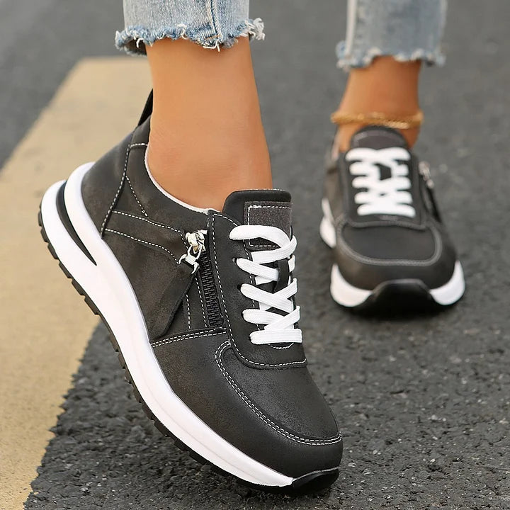 Damen Komfort-Sneaker mit praktischem Reißverschluss, für bequemen Einstieg.