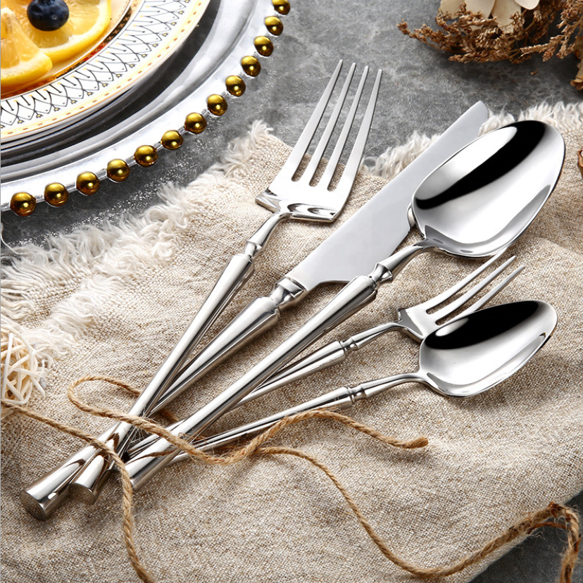 24-teiliges Edelstahl Essbesteck Set. Elegant, langlebig, perfekt für moderne Tischkultur und Küche.