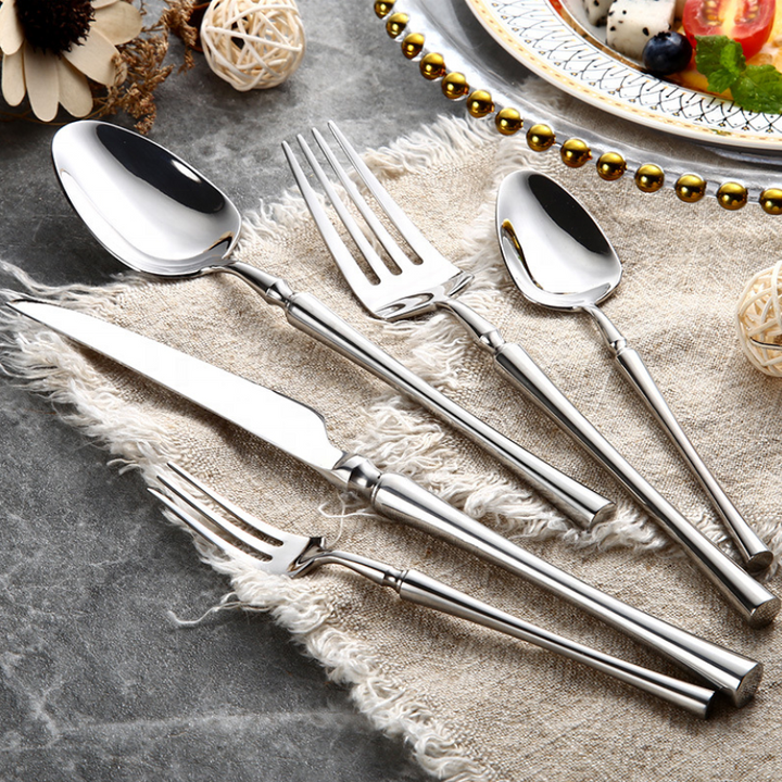 Hochwertiges 24-teiliges Edelstahl Essbesteck Set in Silber, ideal für stilvolle Tischkultur.