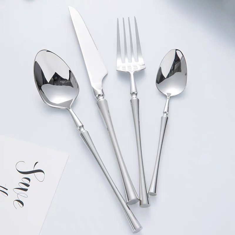 Langlebiges Essbesteck Set (24-teilig) aus glänzendem Edelstahl für stilvolle Tischdekoration.
