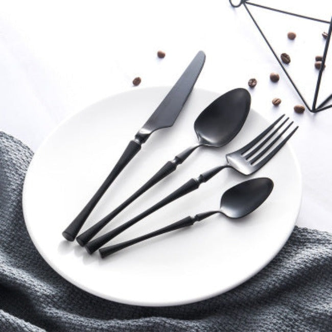 Glänzendes Edelstahlbesteck Set, 24-teilig. Robust, langlebig und perfekt für jede moderne Küche.