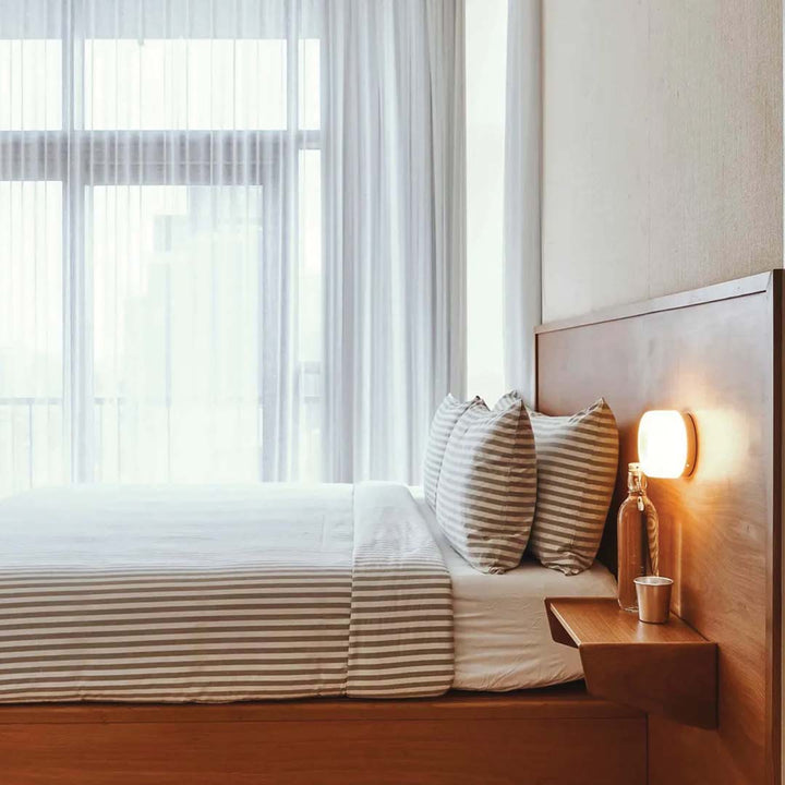 Stilvolle LED Akzentleuchte für Wohnzimmer, designorientiert, schafft warmes Ambiente.