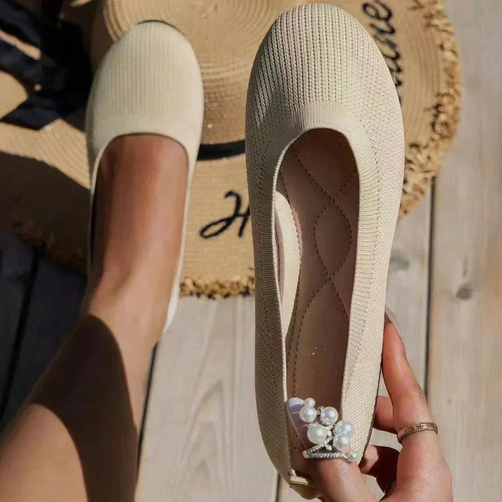 Elegante schwarze orthopädische Damen-Ballerinas Mia, flach & bequem für Büro und Freizeit.