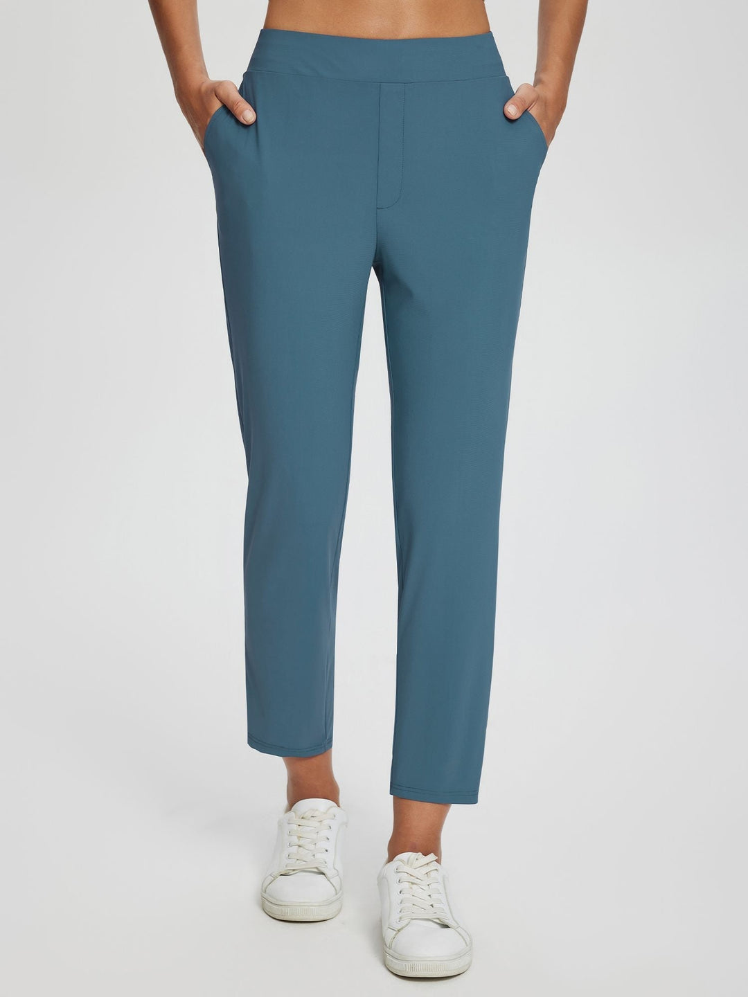 Moderne Damen Freizeithose, Leinen, UPF 50+ Sonnenschutz, hoher Bund, mit funktionalen Taschen, blau.