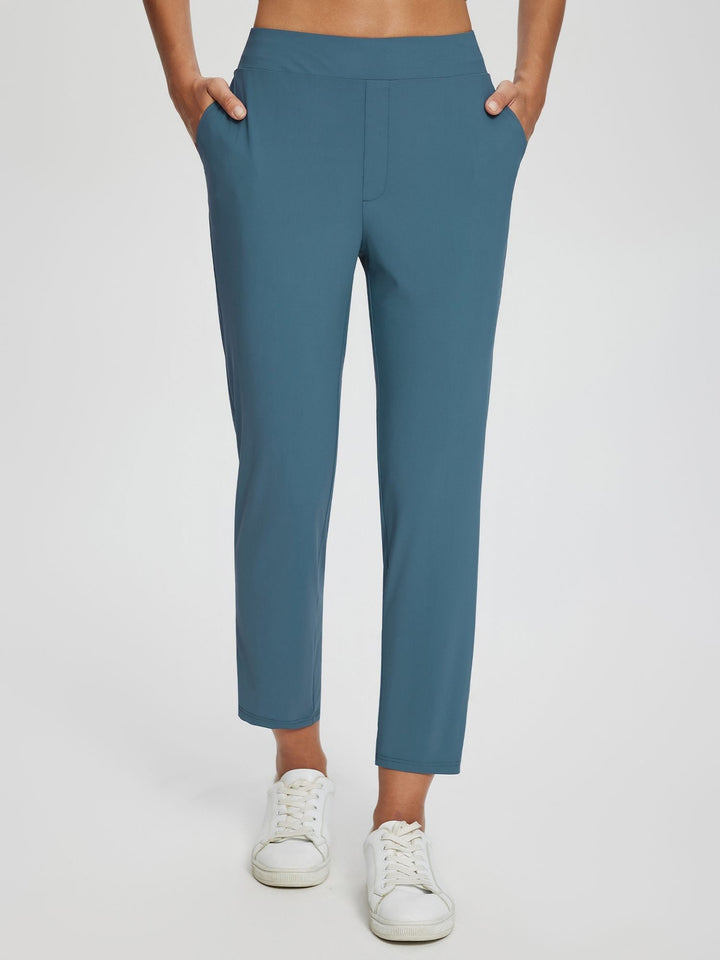 Moderne Damen Freizeithose, Leinen, UPF 50+ Sonnenschutz, hoher Bund, mit funktionalen Taschen, blau.