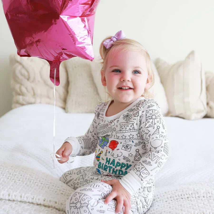 Weicher Malpyjama für Jungen zum Selbstgestalten, fördert Kreativität, ideal als Geburtstagsgeschenk.