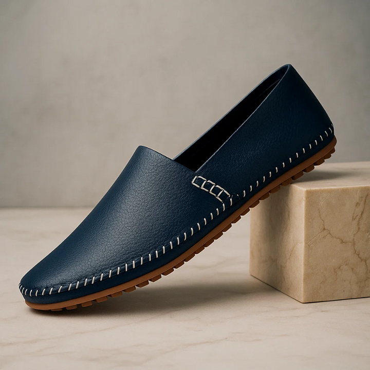 Bequeme Herren Freizeitschuhe: handgenähte Slipper mit robuster, rutschfester Gummisohle für Männer.