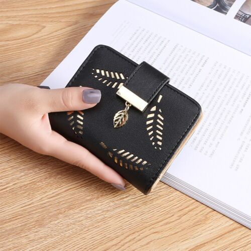Elegante Frauen Geldbörse mit goldenem Blattprint. Bietet viel Platz für Karten und Belege.