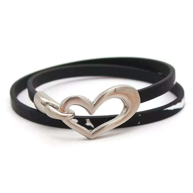 Detailliertes Damen Lederarmband mit glänzendem Herz-Anhänger, ein Symbol der Liebe & Zuneigung.