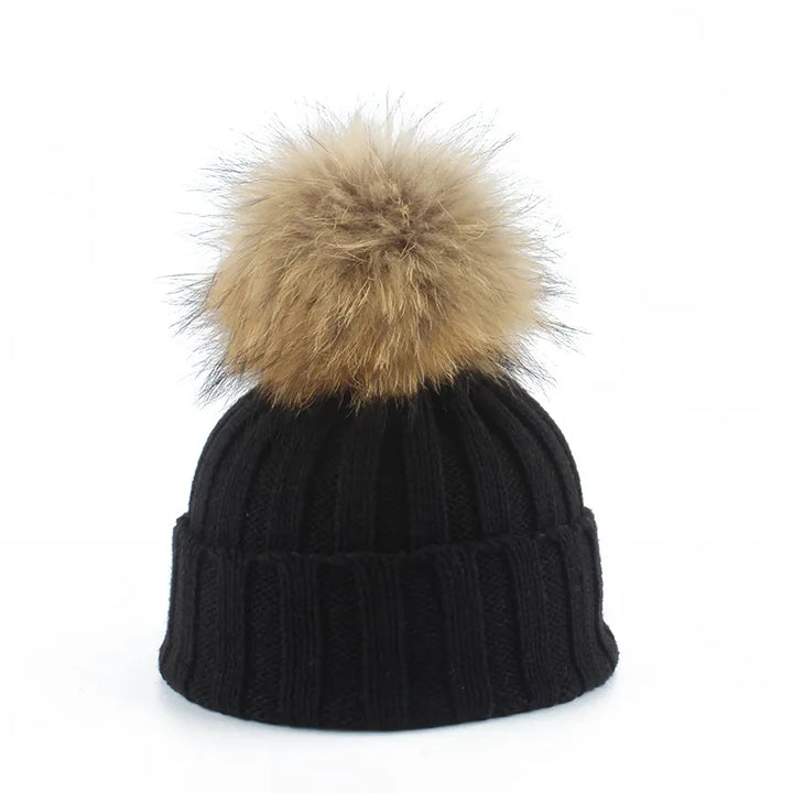 Damen Winter Strickmütze mit großem Kunstfell-Bommel. Warm und gemütlich.