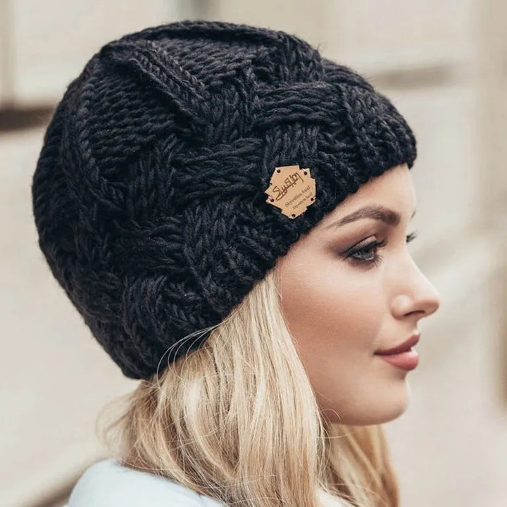 Stylische Damen Beanie Strickmütze aus weichem Material für den Winter; modisches & warmes Kopf-Accessoire.