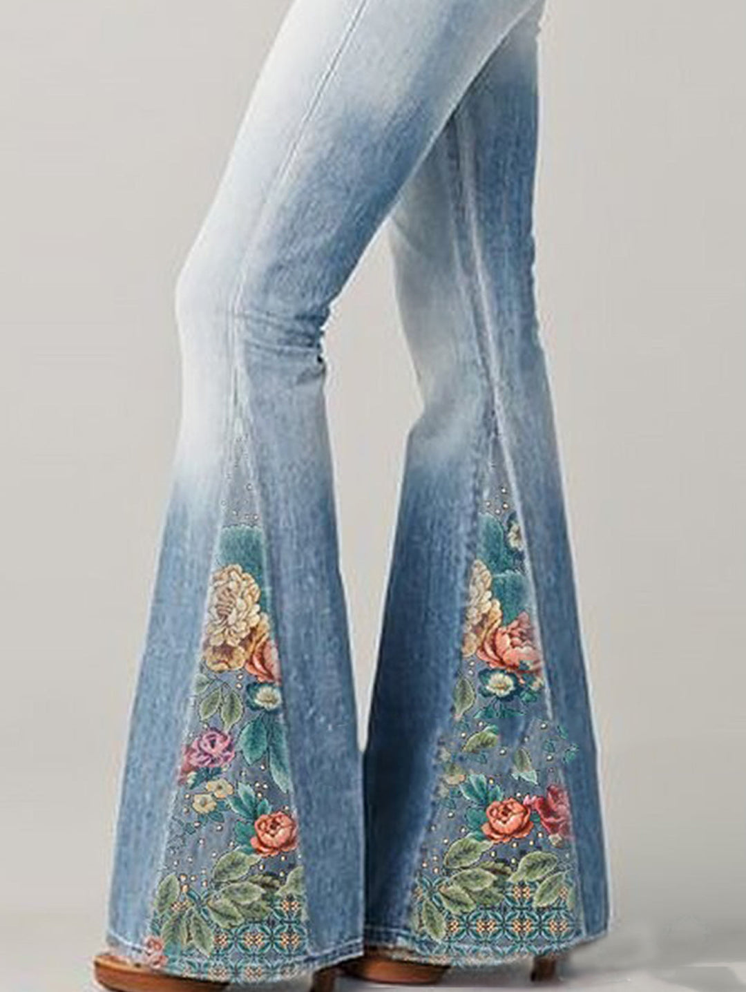 Aktuelle Damen Flared Jeans im Hippie-Look mit schönem Blumenmuster, ein Must-have für Damenbekleidung.