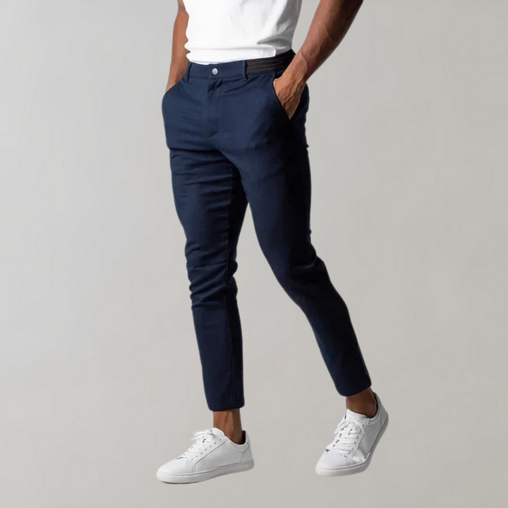 Blaue Herren Chinohose, elegante Freizeithose für Herren, perfekt für stilvolle Alltags-Looks.