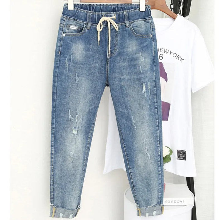 Streetstyle Damen Baggy Jeans in Übergröße, hochtailliert. Trendige Denim Jeans für moderne Damenmode.
