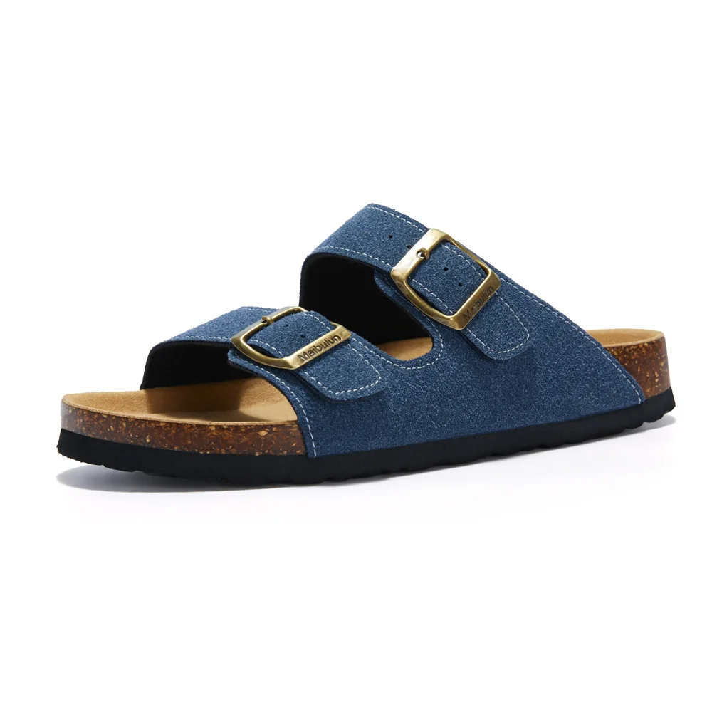 Nahaufnahme der orthopädischen Unisex-Sandale, zeigt Kork-Fußbettstruktur & hochwertige Riemen.