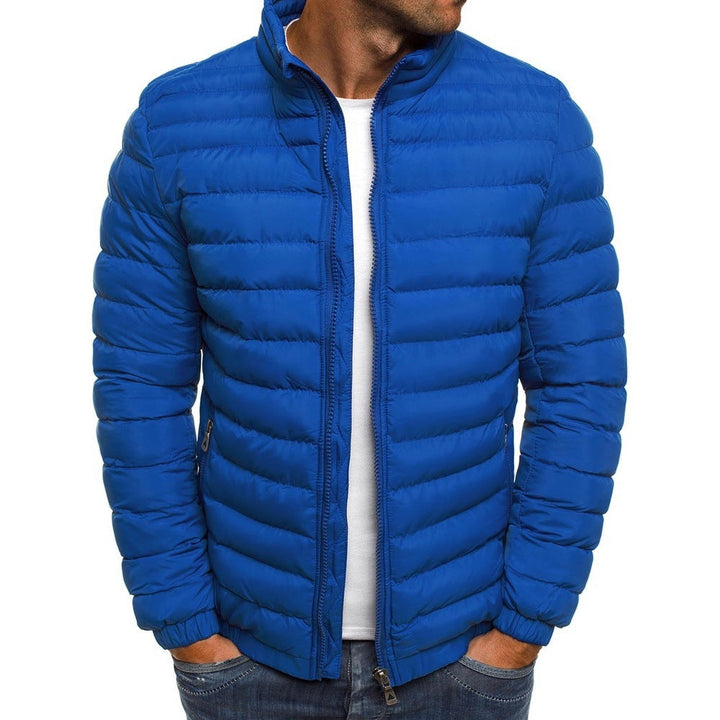 Herren Steppjacke, dunkelblau, beim Spaziergang. Warme, bequeme Pufferjacke für Übergang, Herbst & Winter Outdoor.