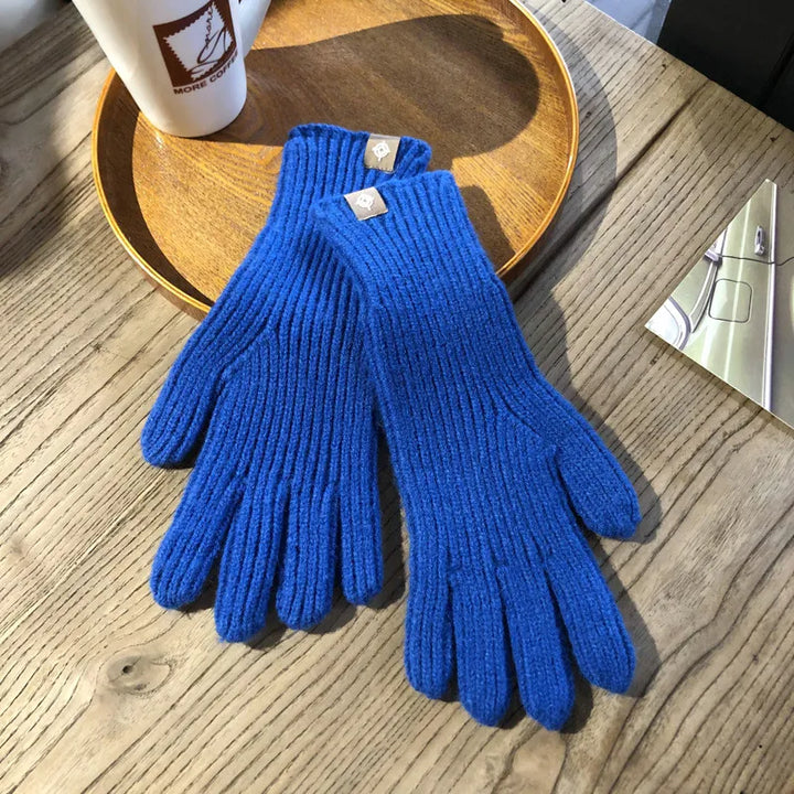 Warme Damen Strickhandschuhe mit Touchscreen-Funktion, perfekt als stylisches Winter-Accessoire.