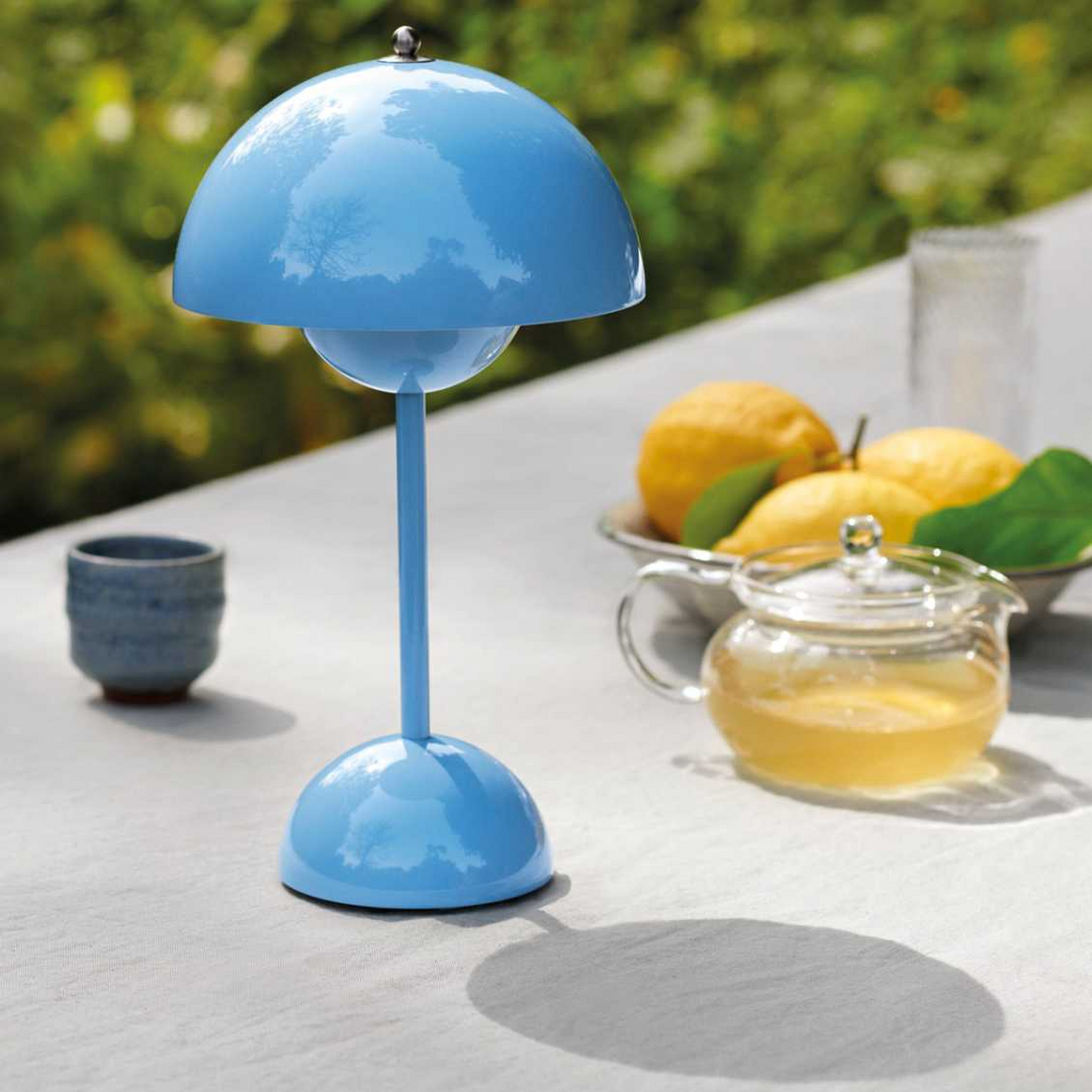 Kabellose dimmbare LED Lampe MoonGlow, perfekt als dekorative Tischlampe im Büro.