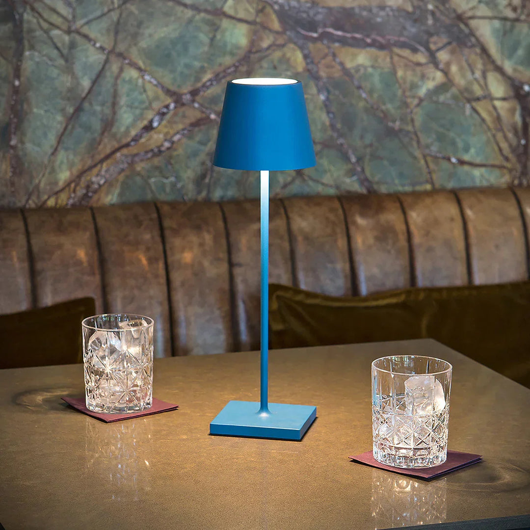 Moderne dimmbare LED Tischlampe aus Aluminium, kabellos mit Akku für stilvolle Innenbeleuchtung.