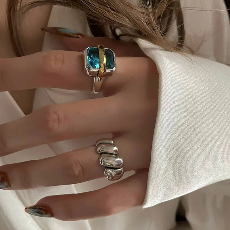 Eleganter Damen-Silberring mit blauem Zirkon, zeitloses Design, perfekt als Damenschmuck-Accessoire.