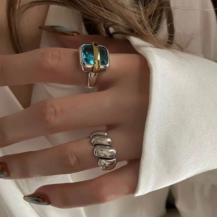 Eleganter Damen-Silberring mit blauem Zirkon, zeitloses Design, perfekt als Damenschmuck-Accessoire.