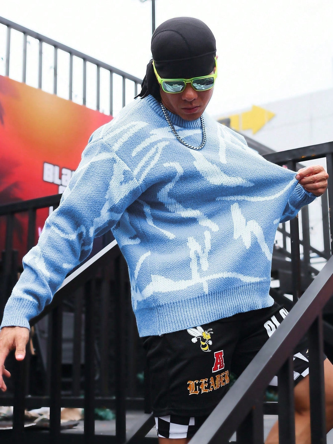 Winterlicher Herrenpullover mit Rundhals und Grafikprint. Warme, bequeme und modische Herrenmode.