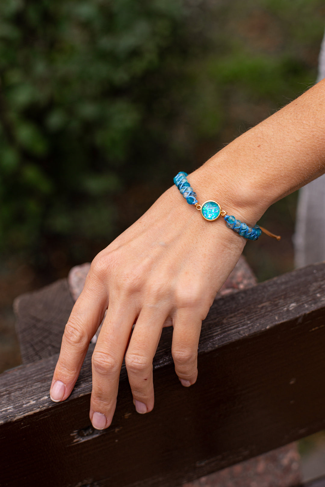 Elegantes Damenarmband mit blauem Opal. Verstellbares Schmuckstück für Frauen, ideal als Geschenkidee.