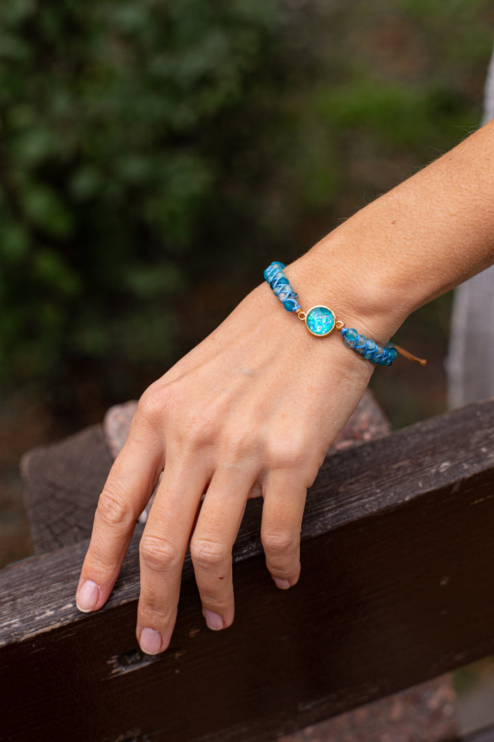 Elegantes Damenarmband mit blauem Opal. Verstellbares Schmuckstück für Frauen, ideal als Geschenkidee.